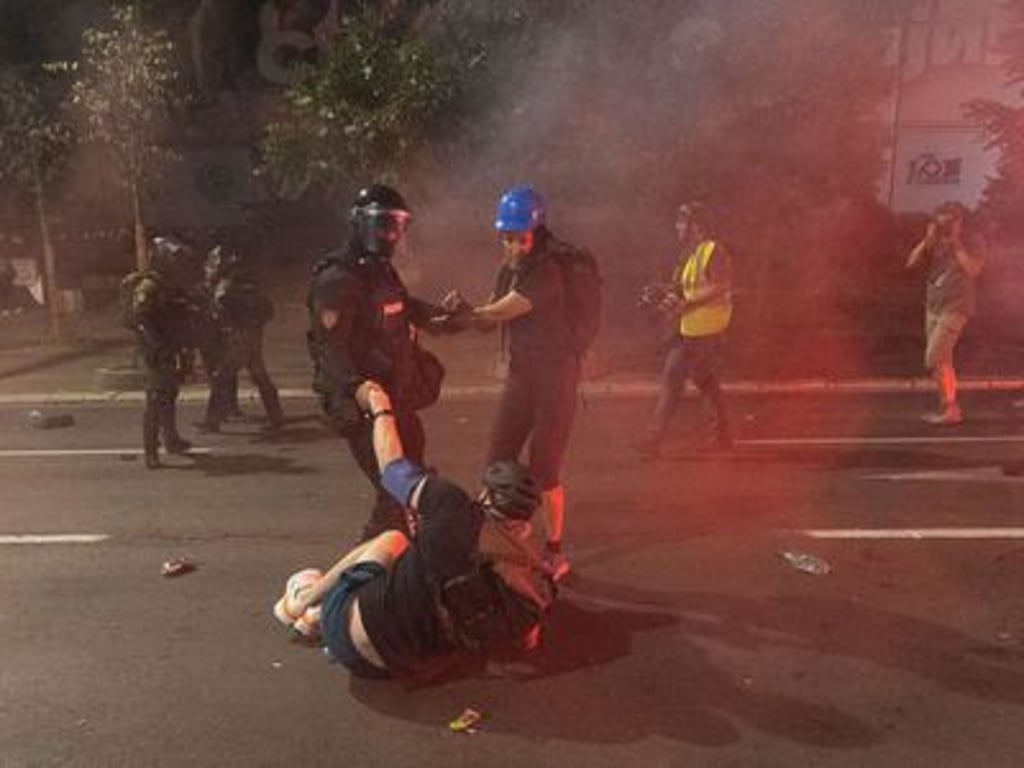 Napětí v Srbsku roste, noční protesty proti prezidentovi provázelo další násilí