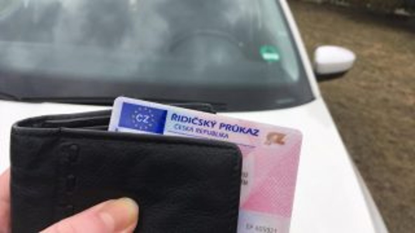 EU začne brát Čechům jejich řidičské průkazy. Lidem se to vůbec nelíbí. Jak se asi dostanou do práce?