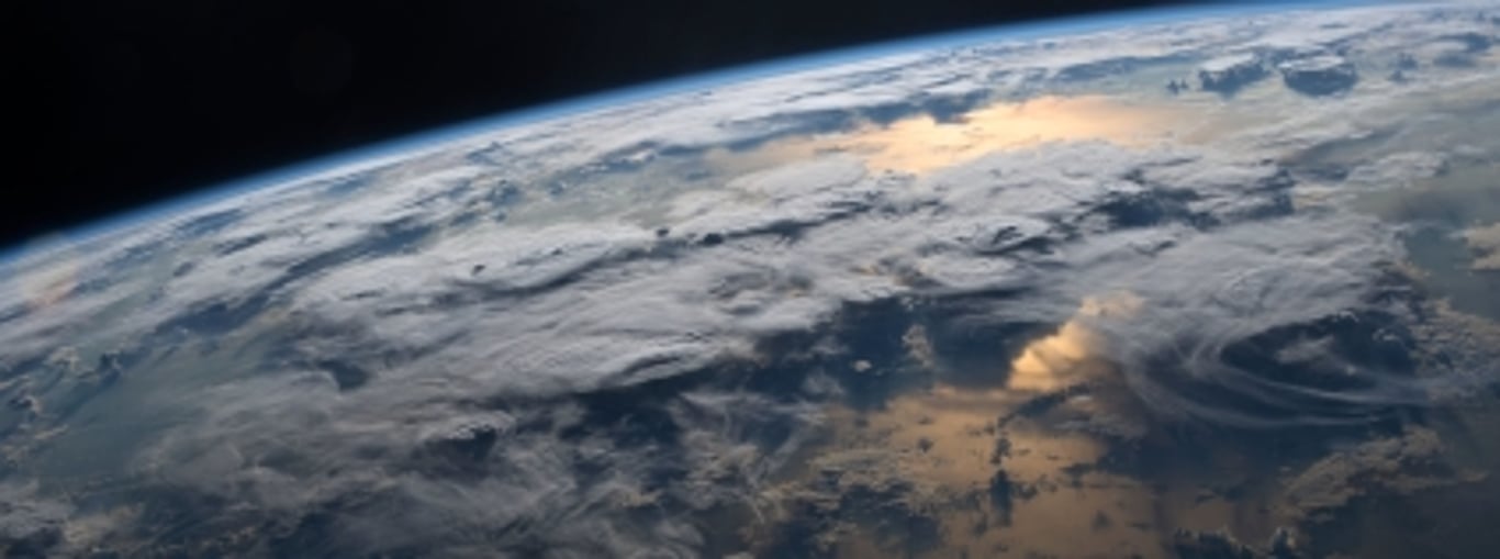 Členové posádky Mezinárodní vesmírné stanice Expedice 47 se 3. března 2016 kochali krásami naší planety při soumraku nad oceány. Tento majestátní snímek pořídil astronaut NASA Jeff Williams.