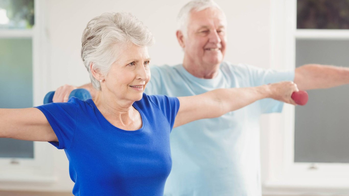 To, že je vám 60+, neznamená, že nemůžete začít rok zdravě právě silovým tréninkem