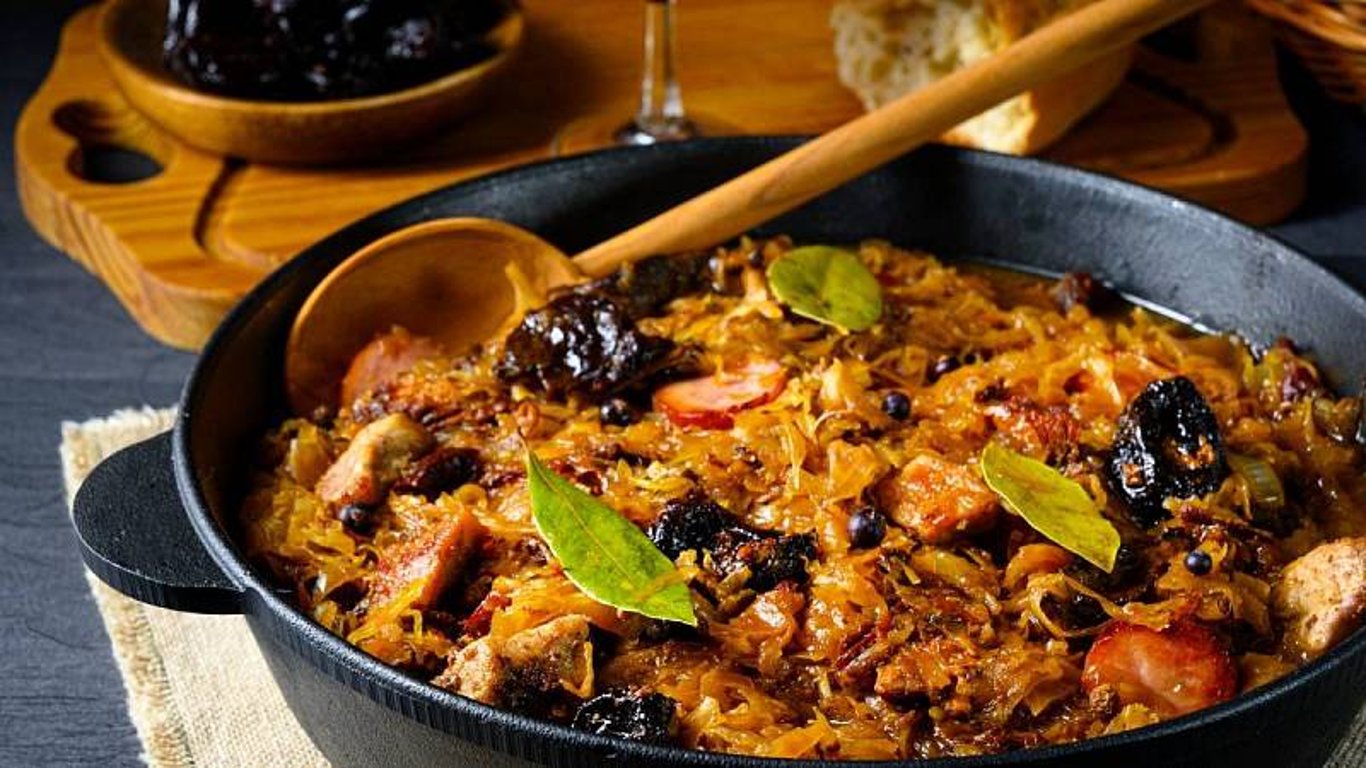 Tradiční polský „bigos“ podle starého receptu se sušenými švestkami a červeným vínem.