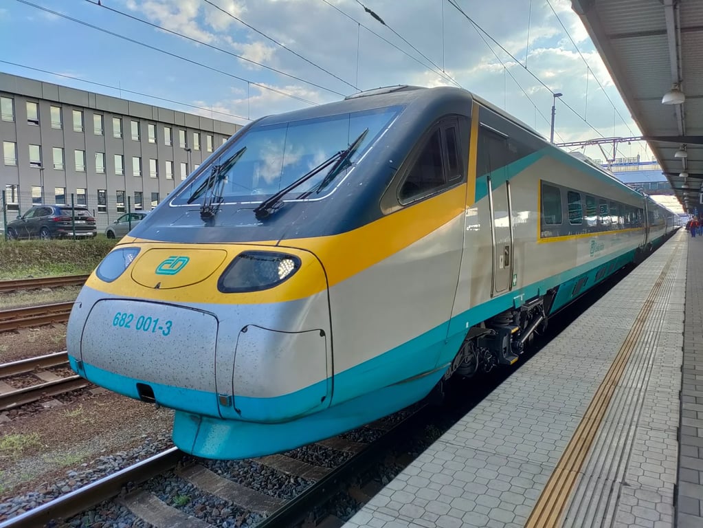 Chaos na trati Praha–Ostrava: místenky povinné pro všechny, lidé si stěžují na zmatek a fronty.