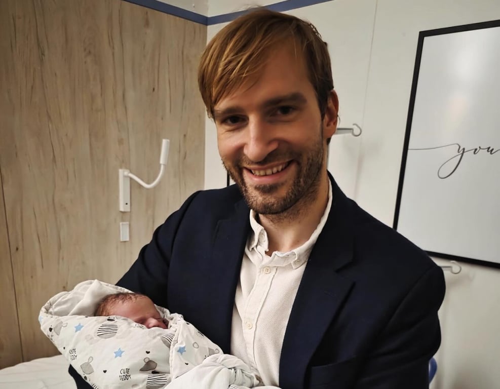 Adam Vojtěch je dvojnásobným otcem. Narodila se mu dcera
