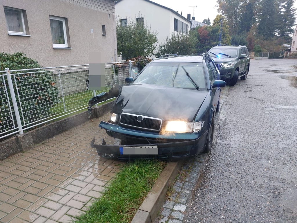 Řidič ujížděl policistům a havaroval. Strážci zákona ho dopadli u něj doma
