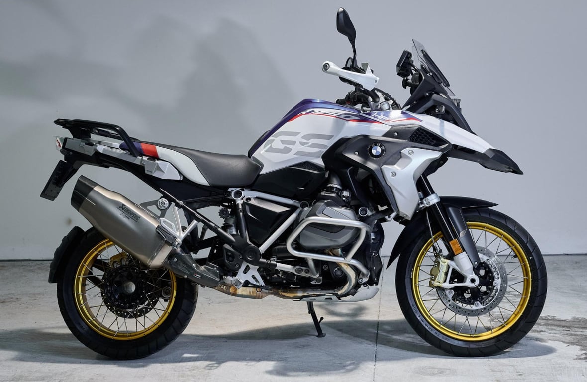 Motorka Petra Pavla našla nového majitele. Peníze z dražby poputují do Nadačního fondu Evy Pavlové