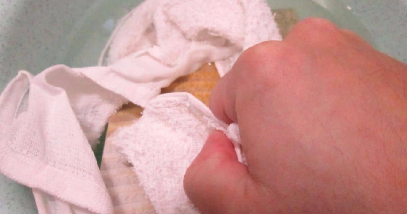 Mnoho lidí pere utěrky špatně. Chytré hospodyňky ale znají způsob, jak je udržet dokonale bílé