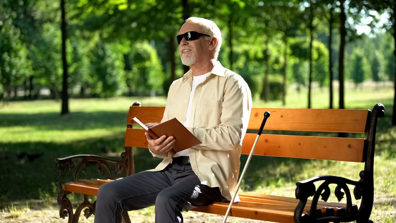 Ztratil zrak. Dnes čte knihy díky čipu o velikosti čočky