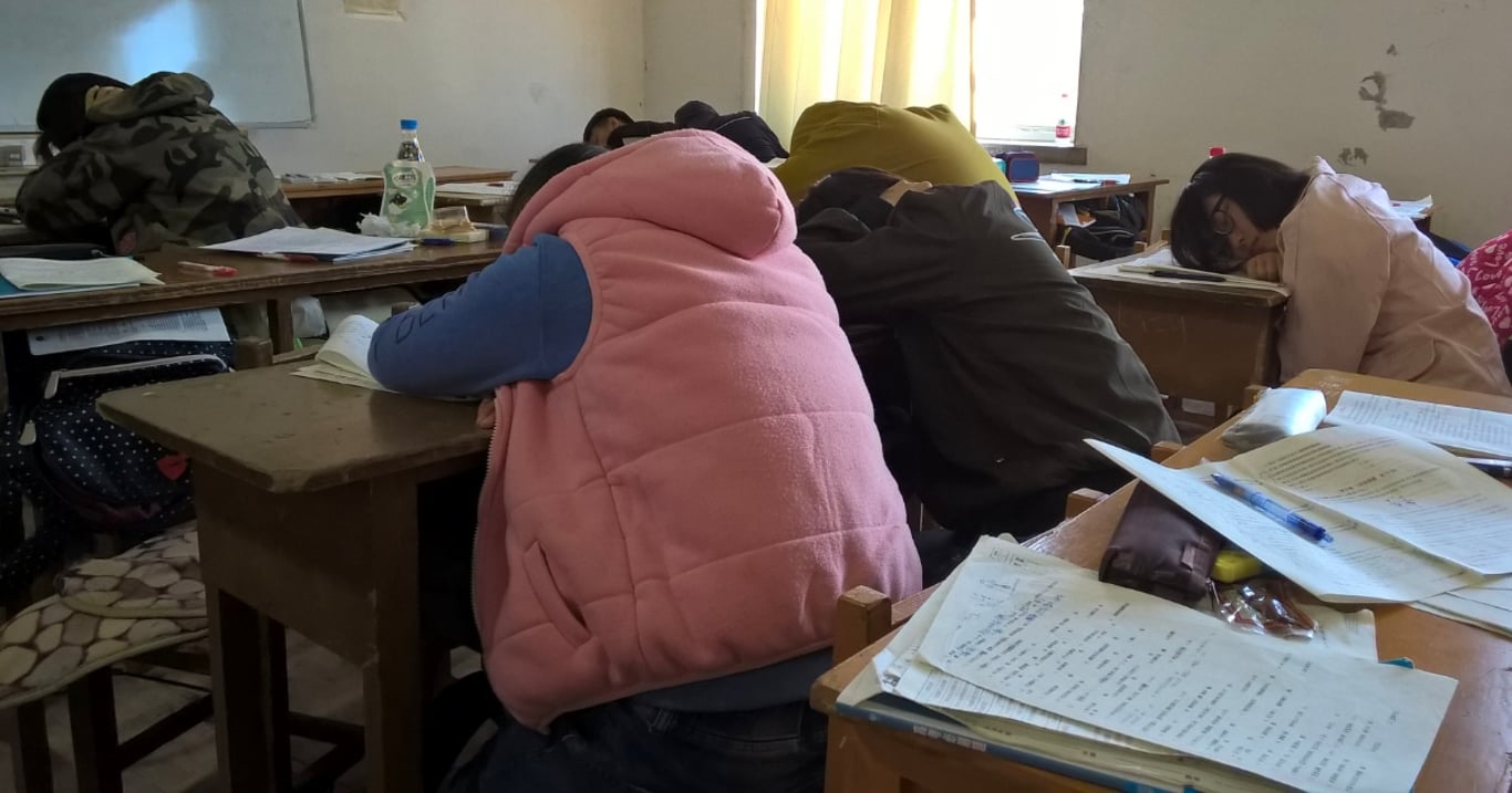 Bohatí chtěli na třídní schůzce oddělit své děti od chudých žáků. Jeden z otců však dal všem pořádnou lekci