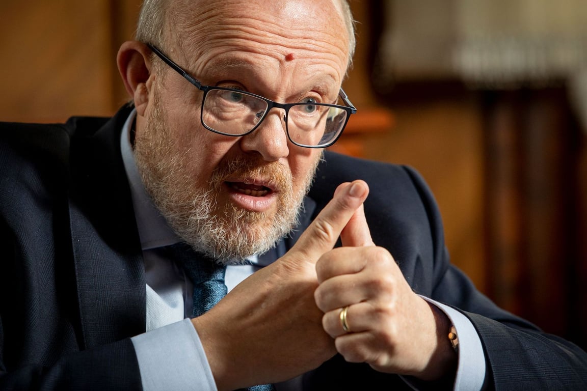 Po nás potopa. Válek žene pojišťovny do dluhové pasti, čekání na operace se protáhne