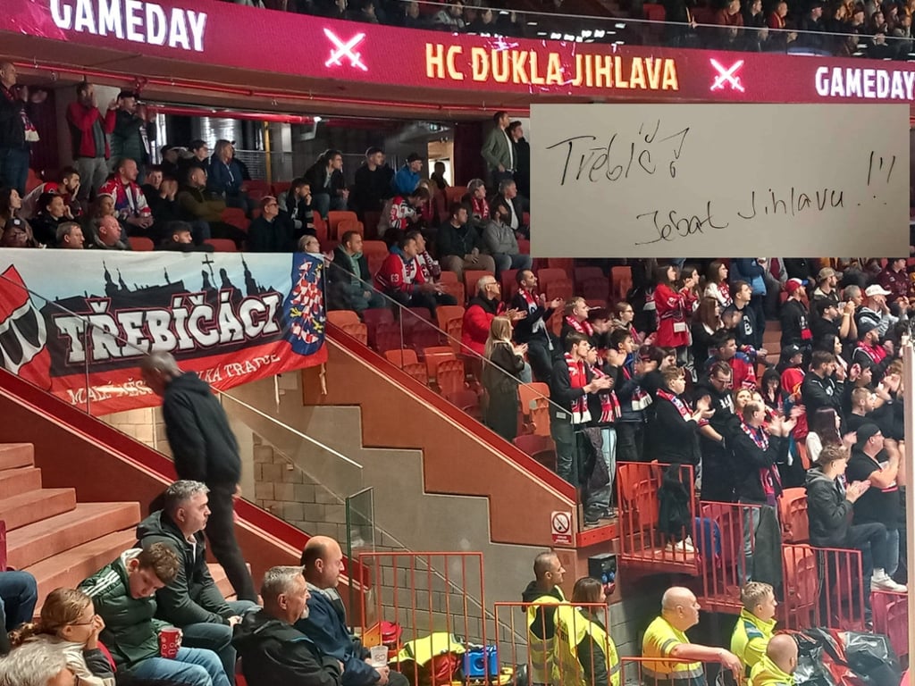 FOTO: Smutná dohra derby v Jihlavě. Fanoušci Třebíče zničili záchody v Horácké aréně