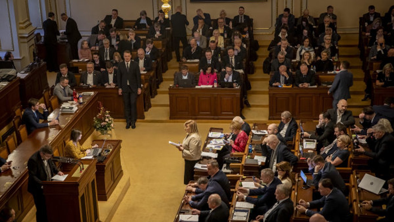 O poslanecké křeslo letos poprvé usiluje méně než 5000 lidí