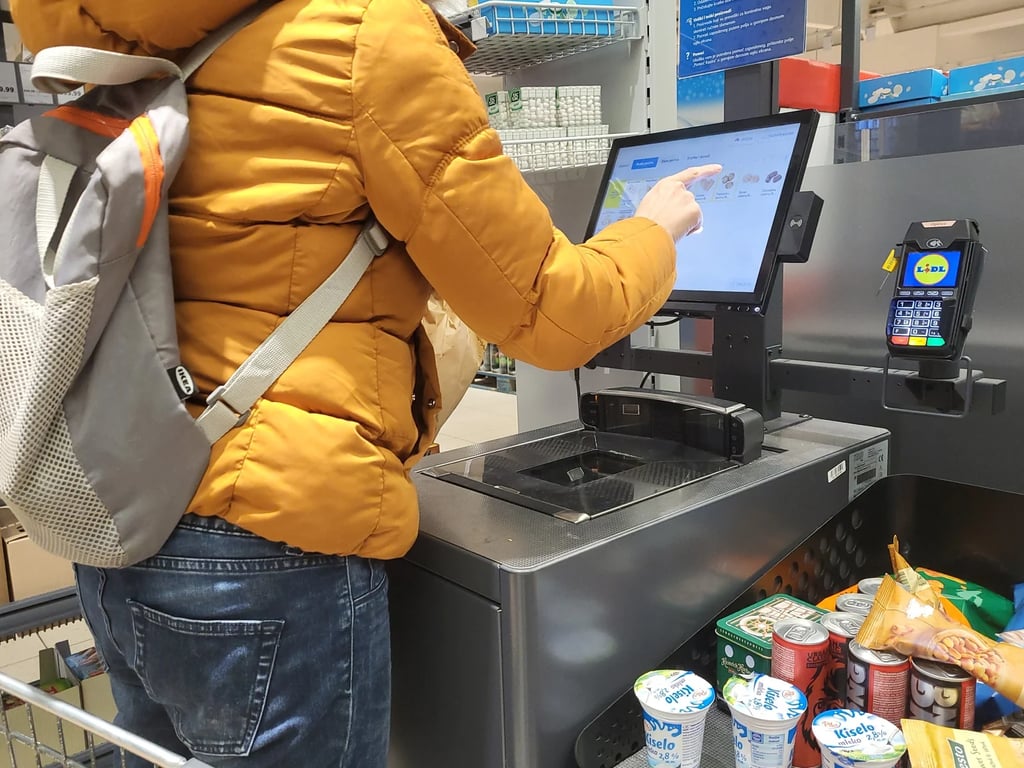 Zákazníci v šoku: supermarkety začaly účtovat nový poplatek. Lidé mluví o nehoráznosti a podvodu