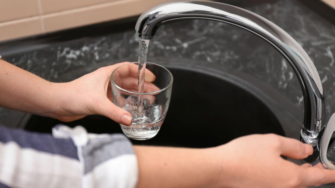 Pití vody na japonský způsob přináší mladší vzhled i ladné křivky. Tělo reaguje rychle a účinek je viditelný