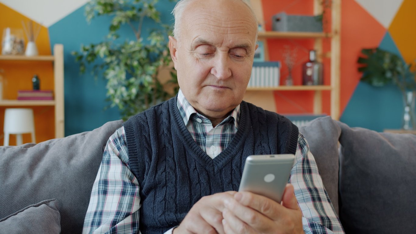 Banky nutí Čechy kupovat nové telefony. Kdo odmítne, ten nebude moct používat internetové bankovnictví