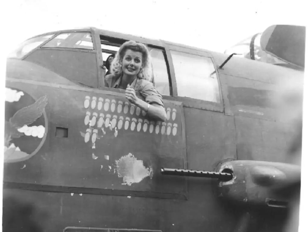 Rita Hayworth je vyobrazena v bombardéru B-25, ikonickém letadle druhé světové války