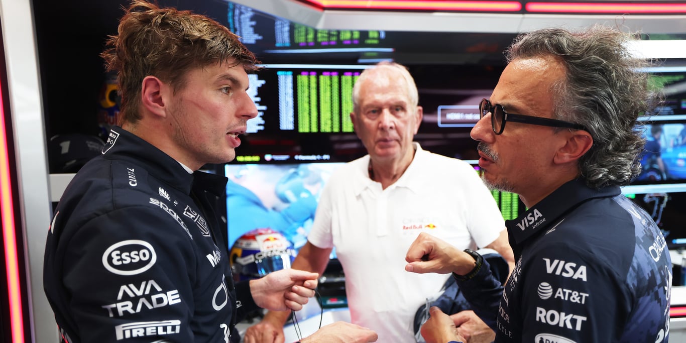 Max Verstappen a Laurent Mekies během Velké ceny Singapuru 2025