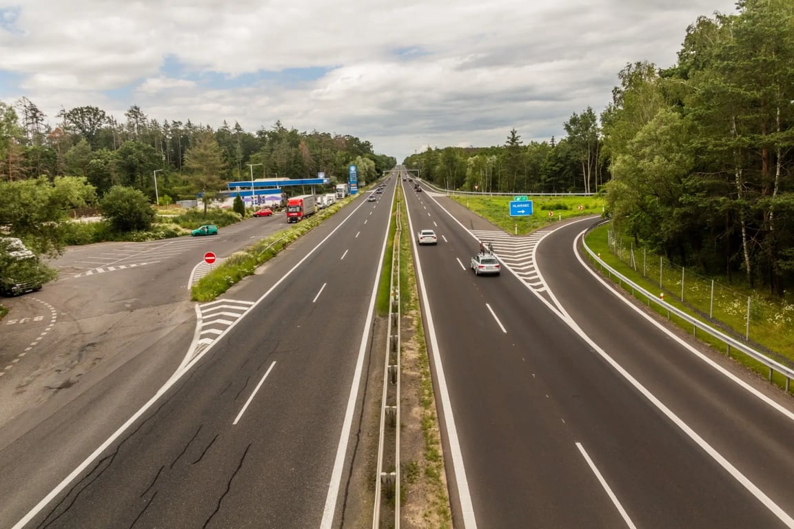 Při jaké rychlosti můžete předjíždět zprava? Experti konečně promluvili