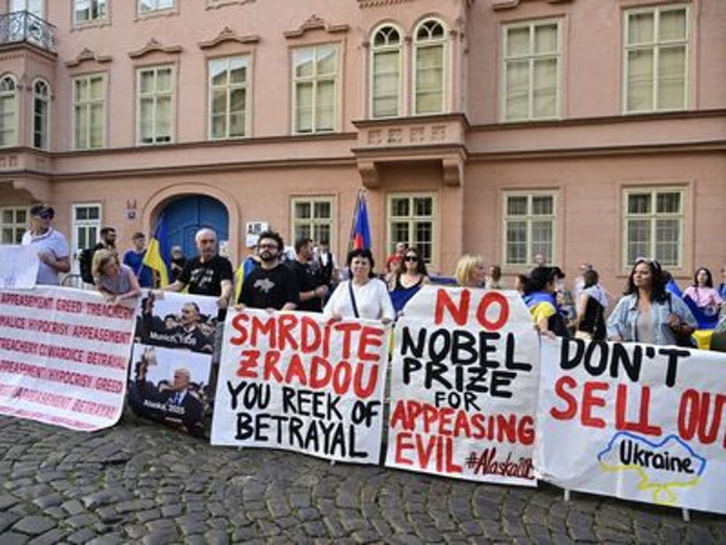 "Mnichov 1938, Aljaška 2025?" U americké ambasády se demonstrovalo za Ukrajinu