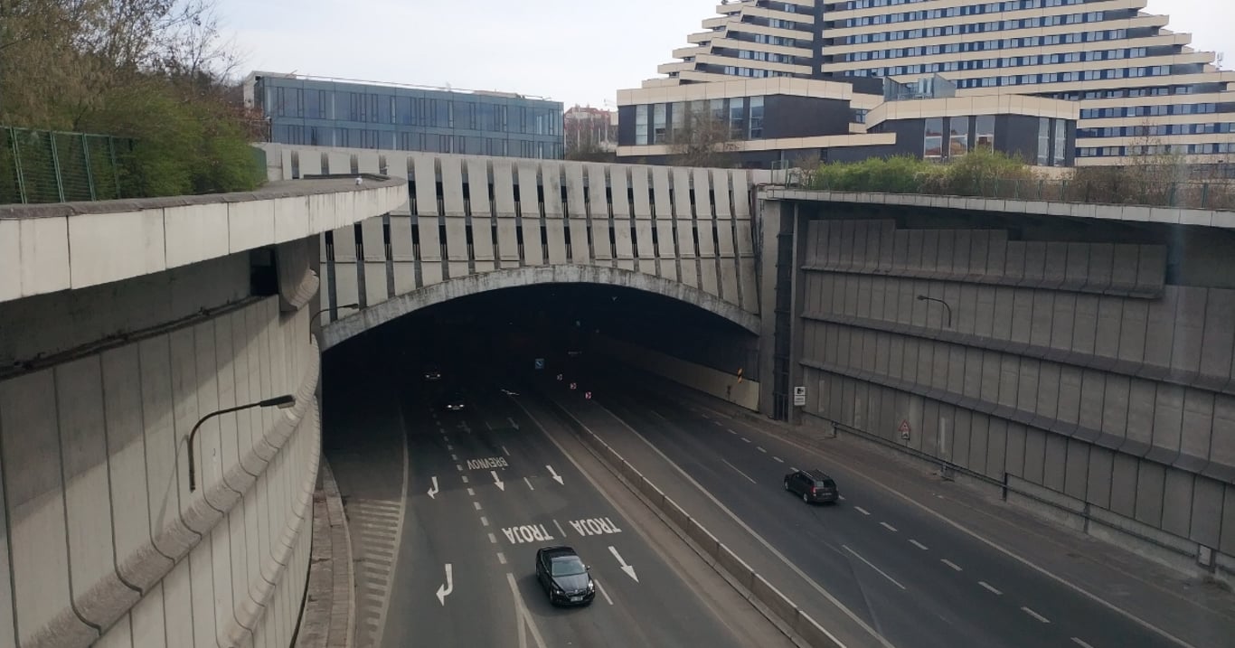 Praha skrývá protiatomový kryt, kterým denně projede 100 tisíc řidičů. Je gigantický, takhle vypadá z výšky