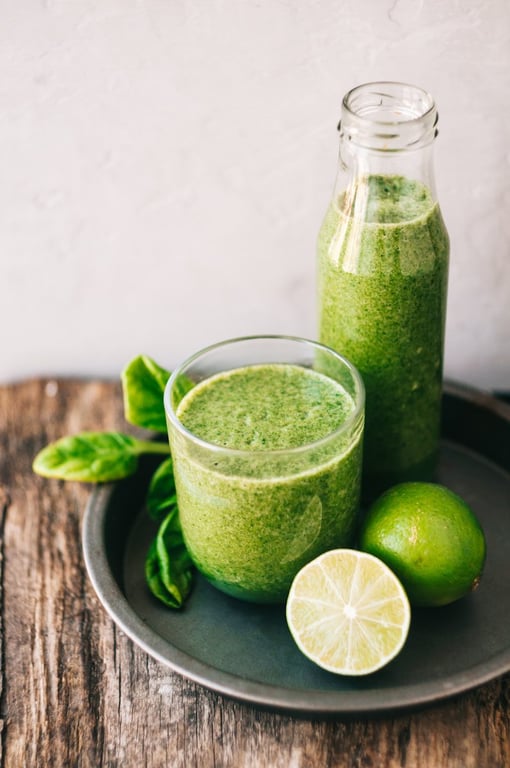 Detoxikační nápoje pomáhají zdravému životnímu stylu. Tři hamburgery denně ale rozhodně smazat nepomohou.