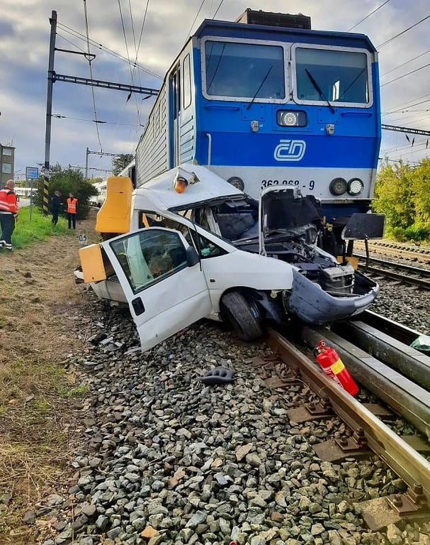 Řidič v Lysé nad Labem vjel na koleje. Smetl ho vlak s 450 cestujícími