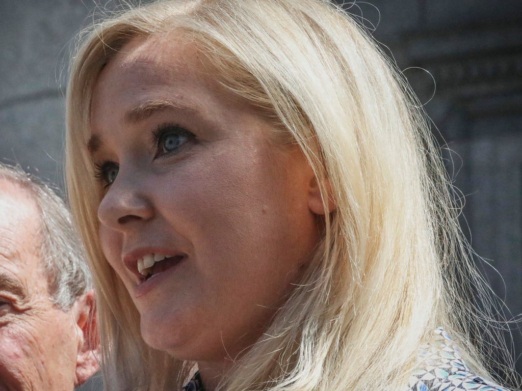 Hrůzy zneužívání Epsteinem a jeho známými černé na bílém. Giuffreová vydala paměti