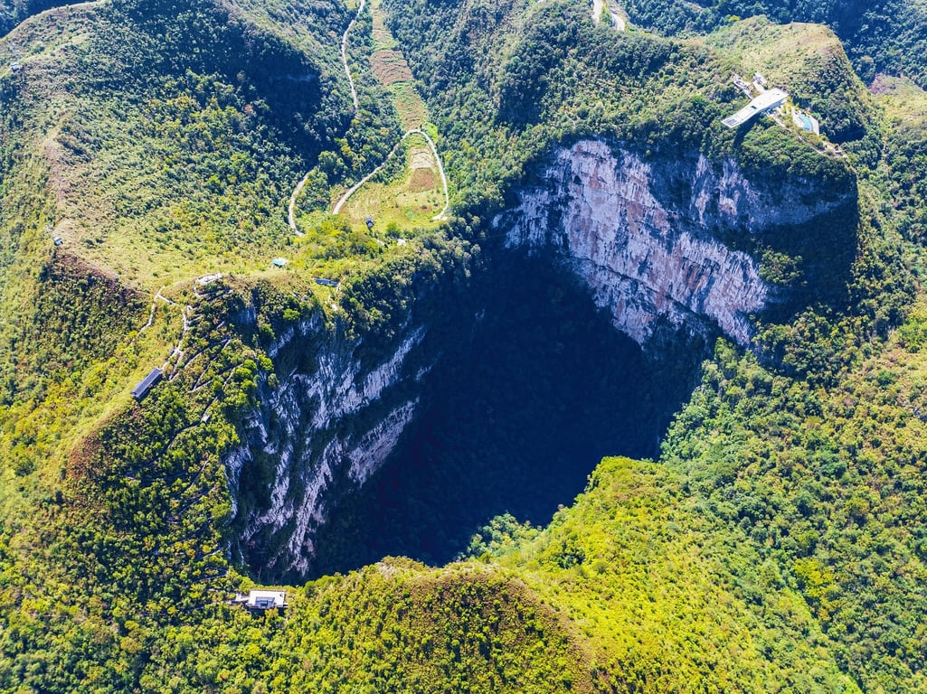 Xiaozhai Tiankeng: Nejhlubší přírodní propast světa, která skrývá vlastní džungli i počasí