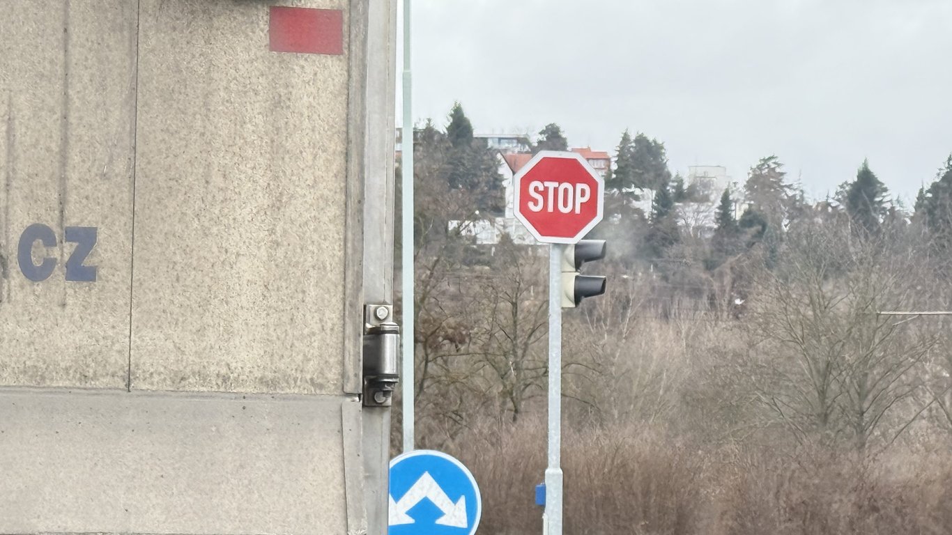 Jak dlouho je třeba stát před značkou STOP, abyste nedostali pokutu?