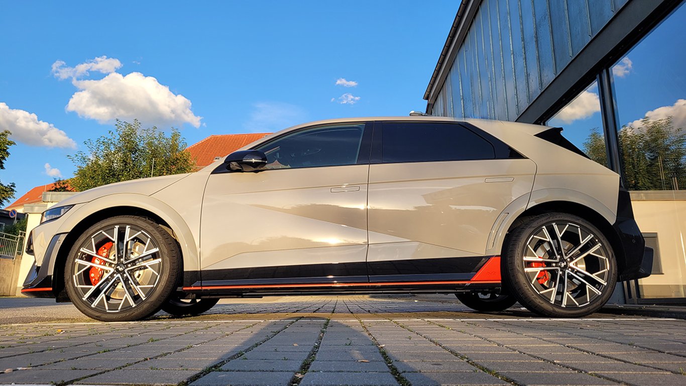 Typicky české lži o elektromobilech: „Nabíjím doma zadarmo“ a „Nabíječky jsou na každém rohu“. Tak určitě