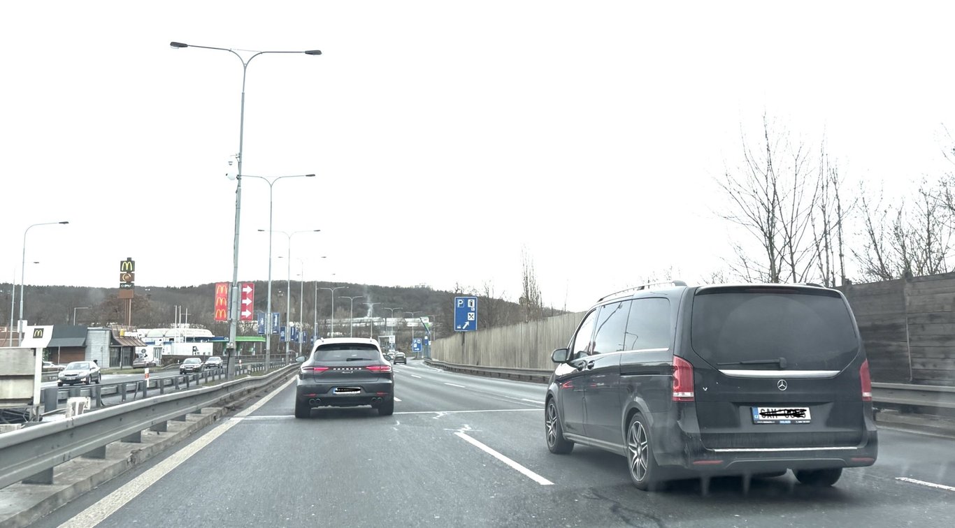Nová povinnost od EU pro české řidiče: Asistent přinutí auto přejet do pravého pruhu? Konec levoproudařů