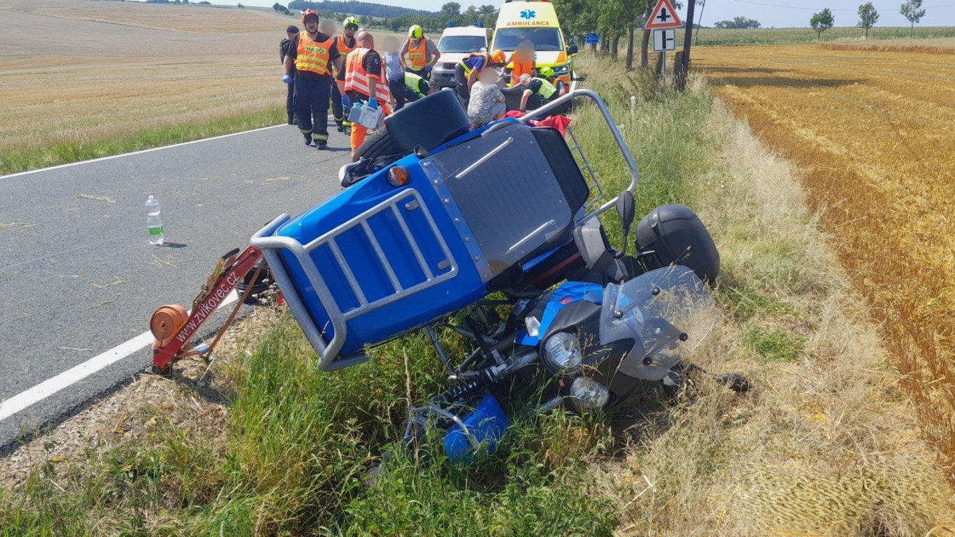 Těžce zraněný motorkář zůstal po nehodě zaklíněný pod převrácenou sidecarou