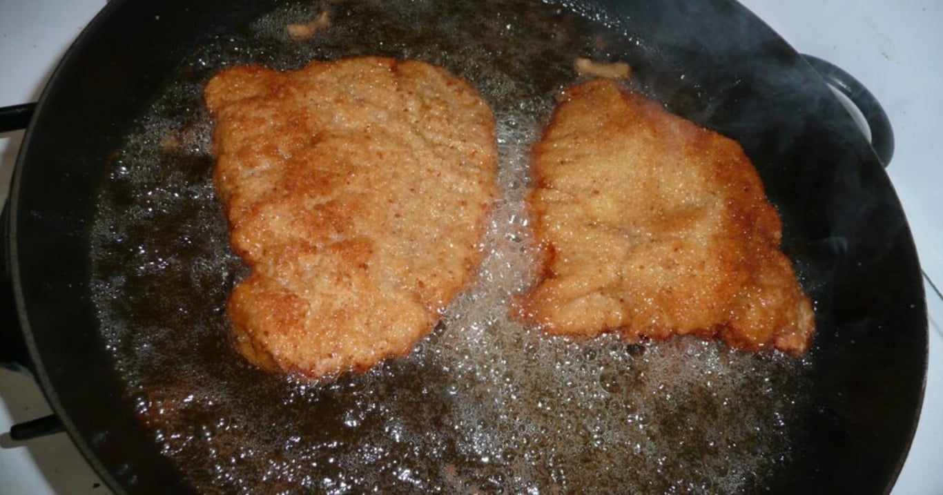 Díky tomuto triku při smažení šéfkuchařům nikdy olej neprská. Přidávají do něj totiž tuto ingredienci