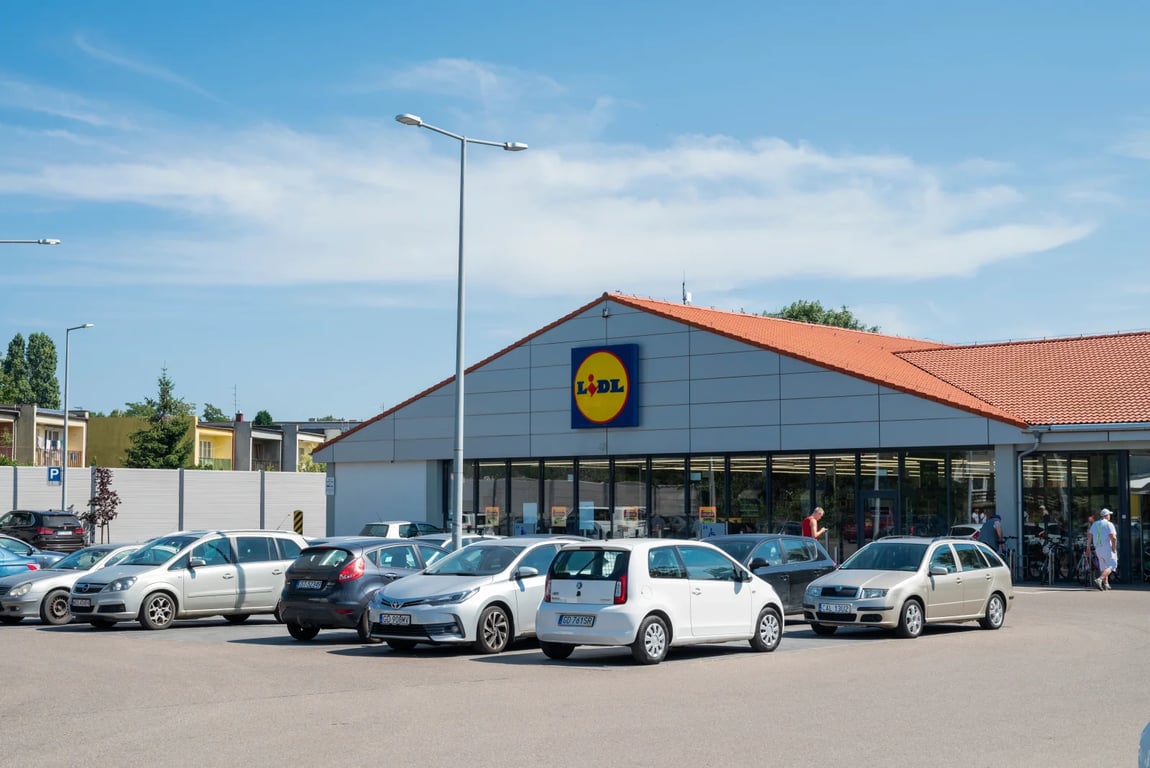 Past na české řidiče: Parkoviště účtuje 1 000 Kč za minutu. Kdo zastaví, už se nedoplatí