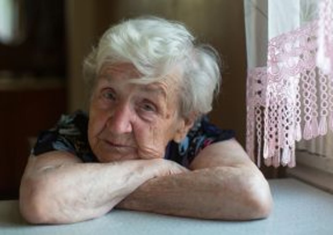 seniorka smutná