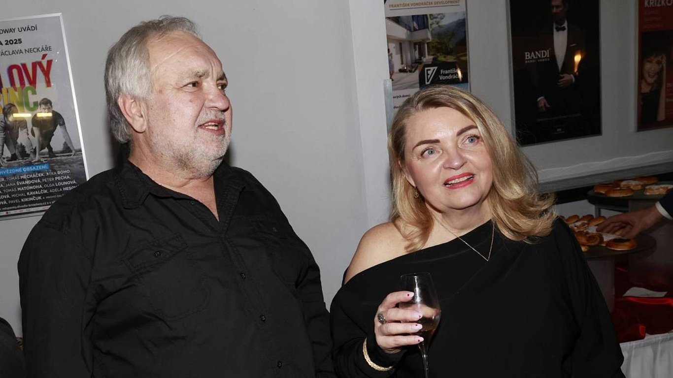 Takhle si hvězda Ulice užívá léto – na dovolené se ženou, na procházce s parťákem