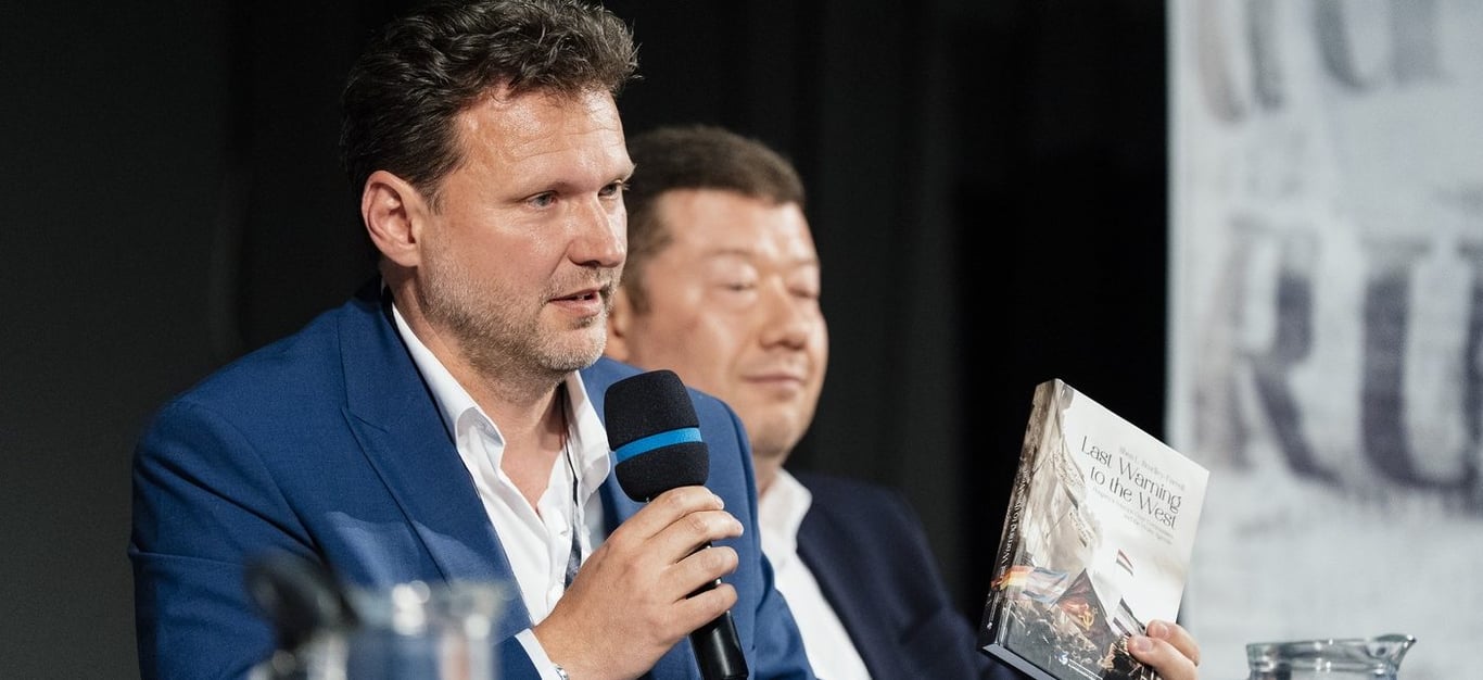 S Ruskem mír, s Čínou byznys, kamarádi s Ficem: zahraniční politika podle opozice