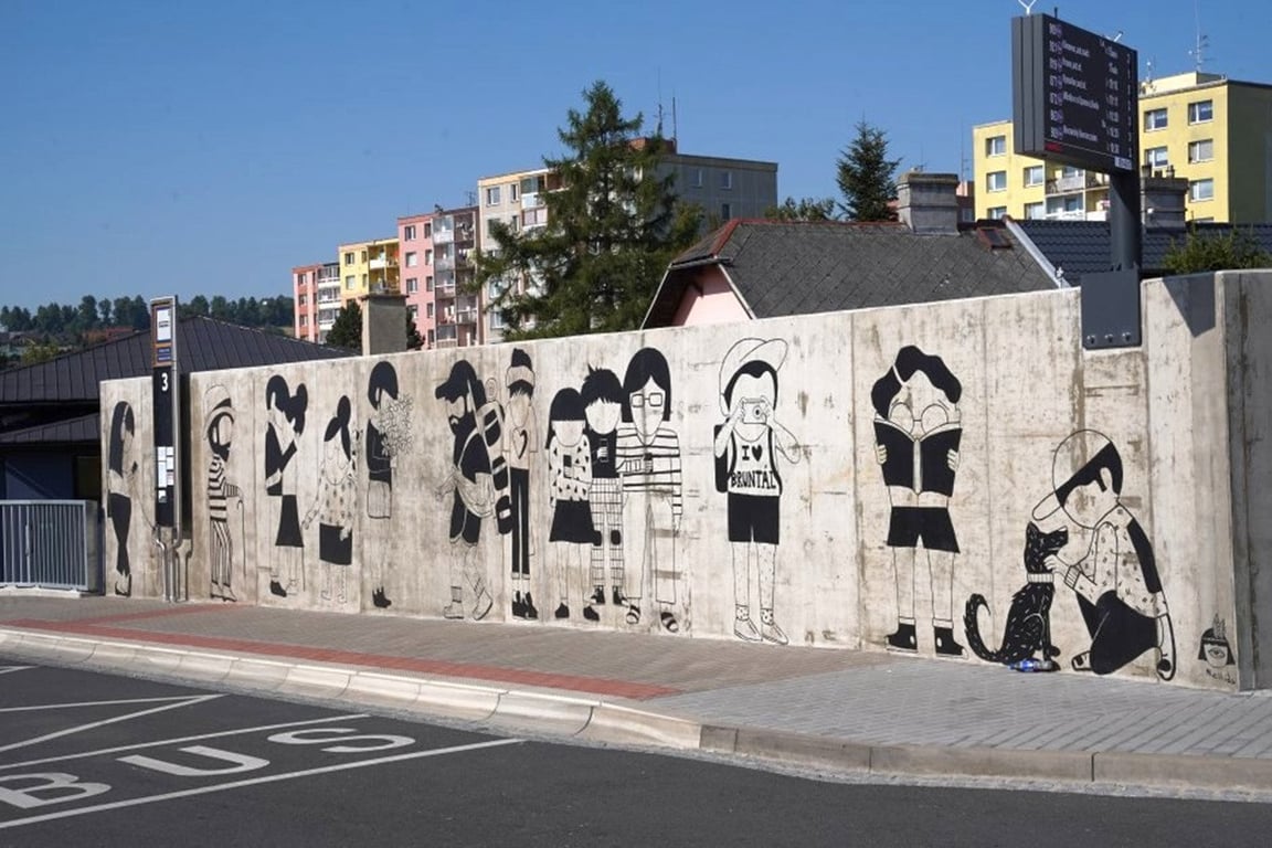 Bruntál je o něco veselejší, mural art zdobí autobusovou zastávku i fasádu domu