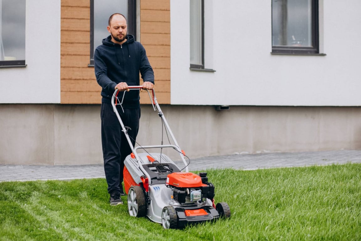 Správné zazimování trávníku: Poslední podzimní sekání, vertikutace, hnojení a jejich načasování
