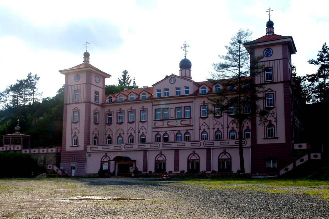 Klášter za Prahou abatyše převedla na ruské podnikatele. Nově čelí obžalobě