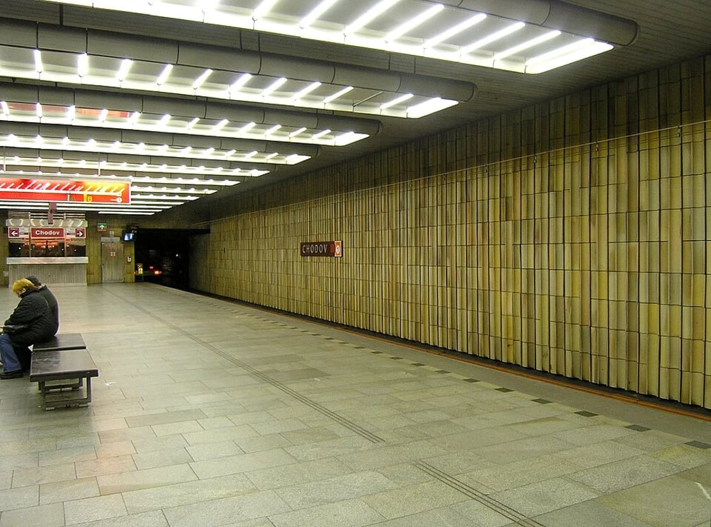 Muž spadl pod metro na Chodově