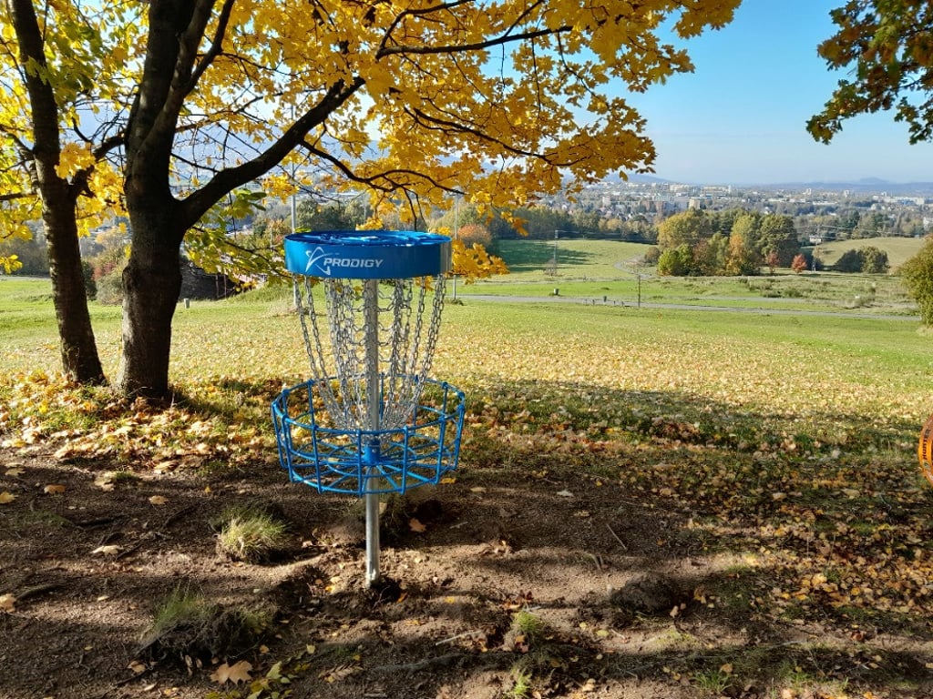 Discgolfové hřiště ve Vesci zkrásnělo, dostalo nové moderní koše