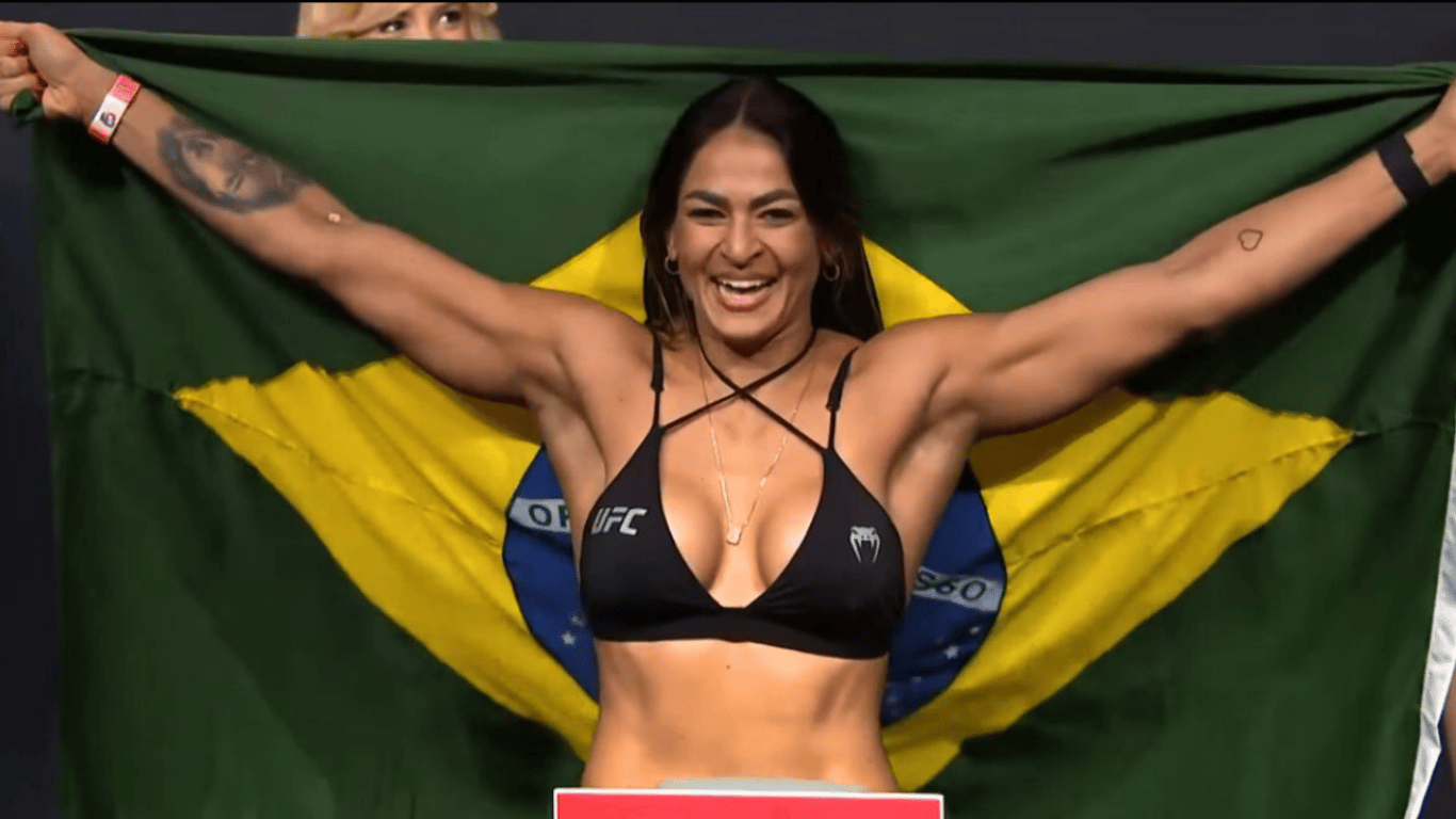 Krásná Brazilka vtrhla do UFC jako uragán. Bia Mesquita nejprve zaujala fanoušky v kleci, pak i v bikinách