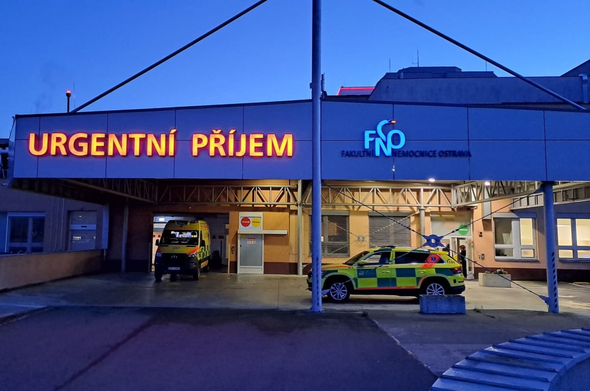 Muž spadl z výšky deseti metrů, záchranáři ho resuscitovali při příjezdu na urgent