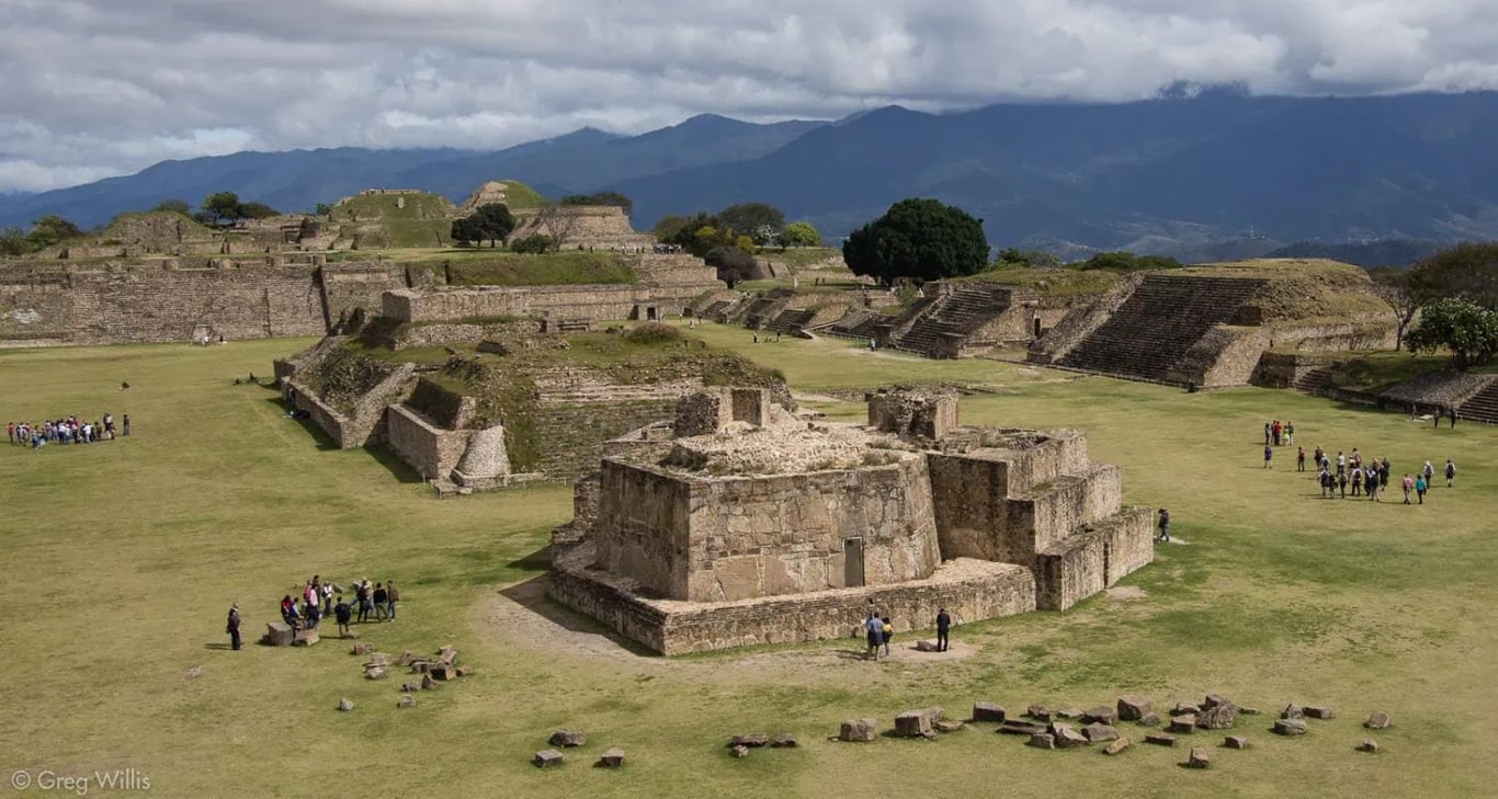 monte-alban-central-plaza-1499x800