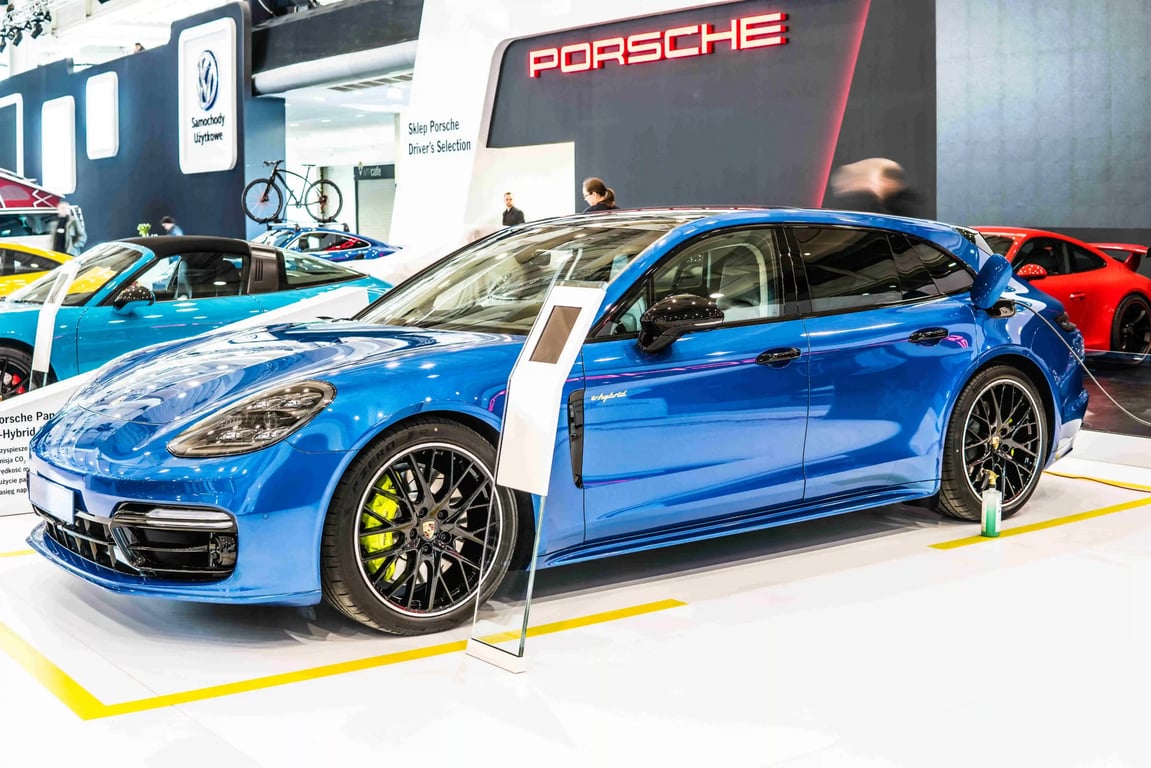 modré Porsche na výstavě