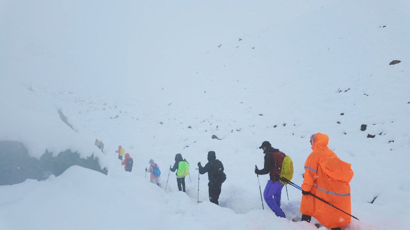 Na svahu Mount Everestu uvěznila sněhová bouře asi 1000 lidí, zasahují tam záchranáři