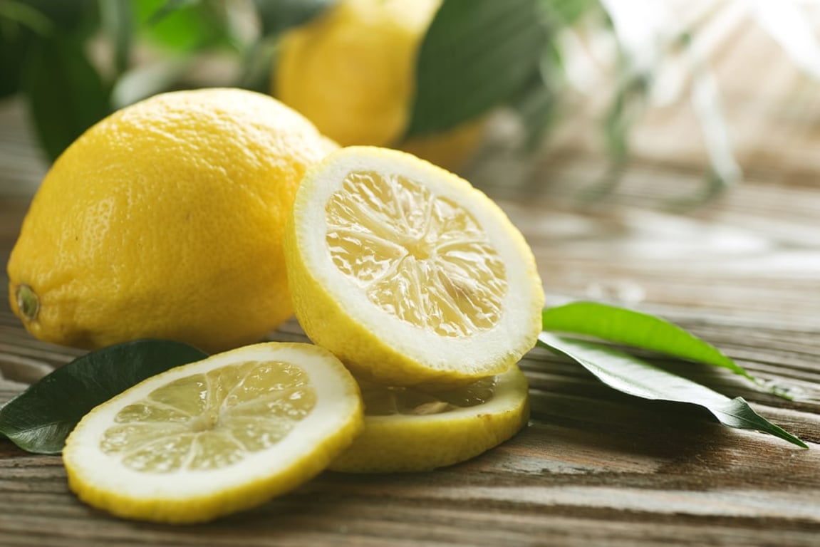 Kdo zná sílu citronu, už drahou chemii nekupuje. V domácnosti má překvapivě široké využití