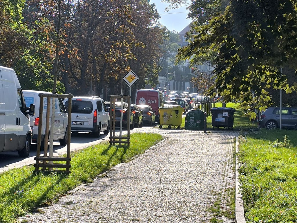 Peklo v Korunovační. Praha 7 přibrzdila provoz semaforem, vznikají tu dlouhé kolony