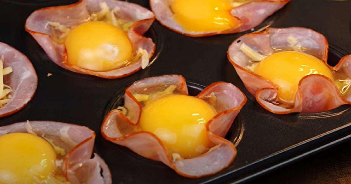 Formu na muffiny jsem vyložila šunkou, přidala vajíčka + pár surovin z lednice a dala zapéct – rodina teď na snídani nechce nic jiného