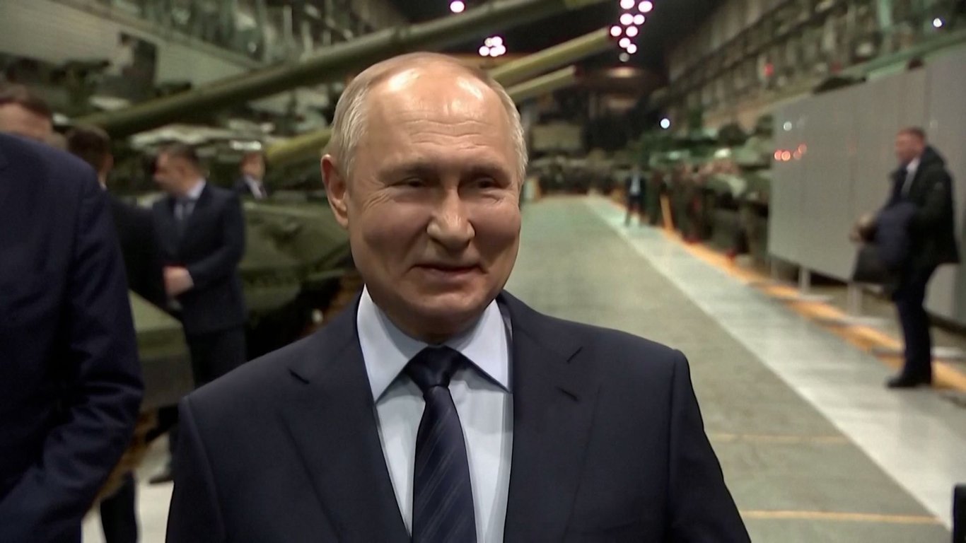 Jak je to s těmi tanky? Snímek z Putinovy návštěvy prozradil možnou vojenskou slabinu